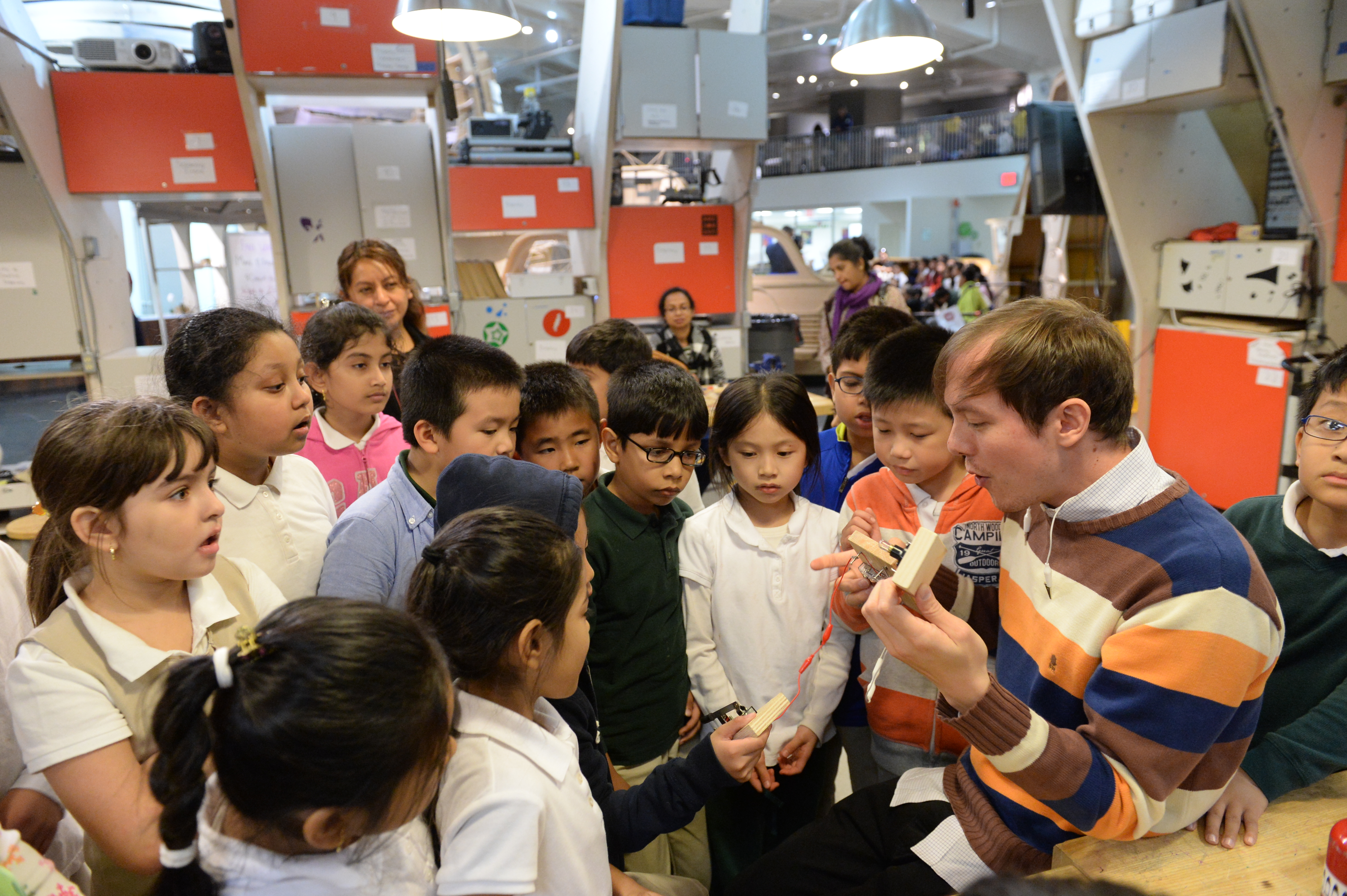 NYSCI instructor Reid Bingham works with a class in the Maker Space,