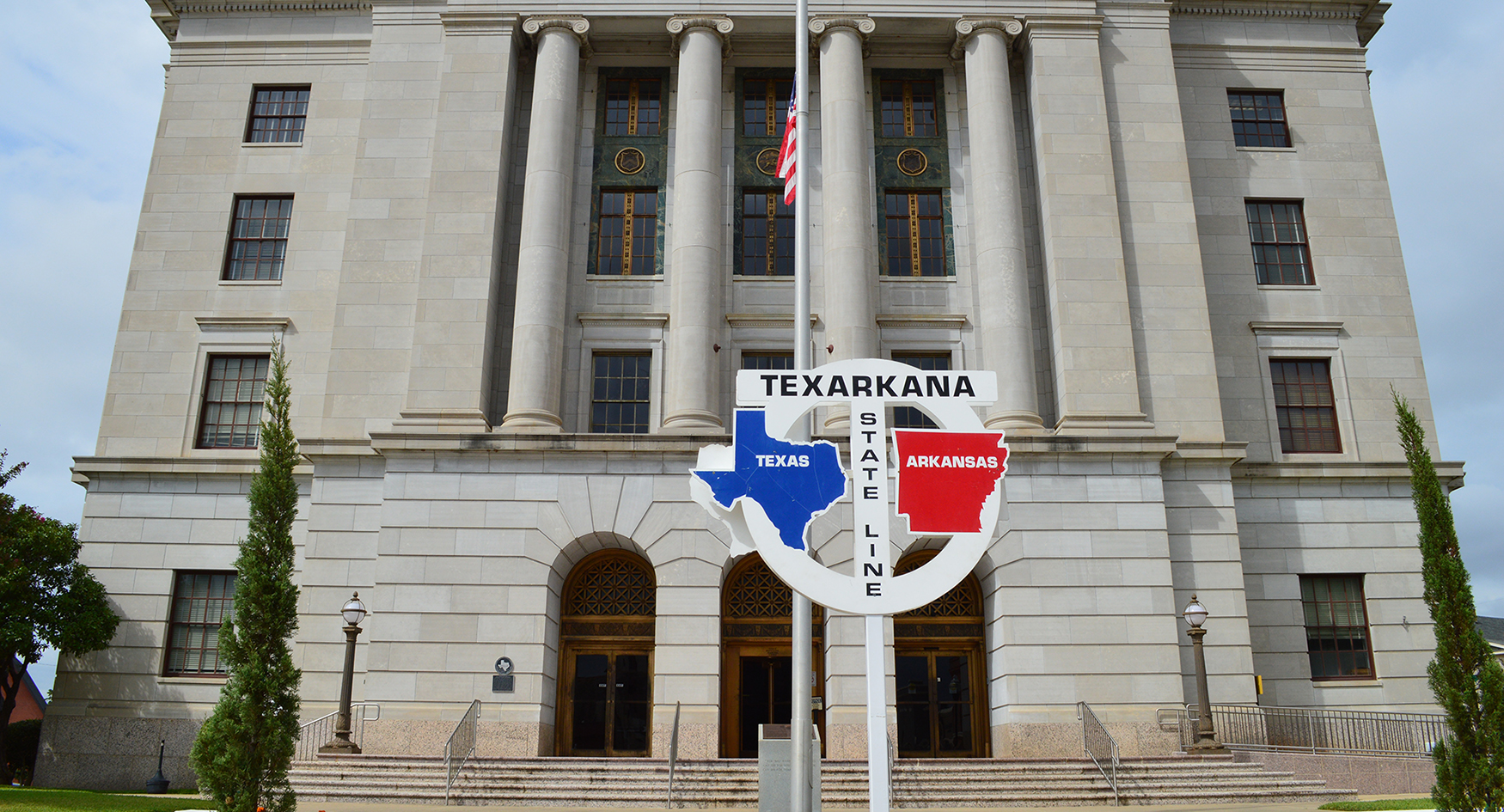 A courthouse sits at the state line dividing Texarkana, Texas and Texarkana, Arkansas. (Photo credit: Sydney Johnson)