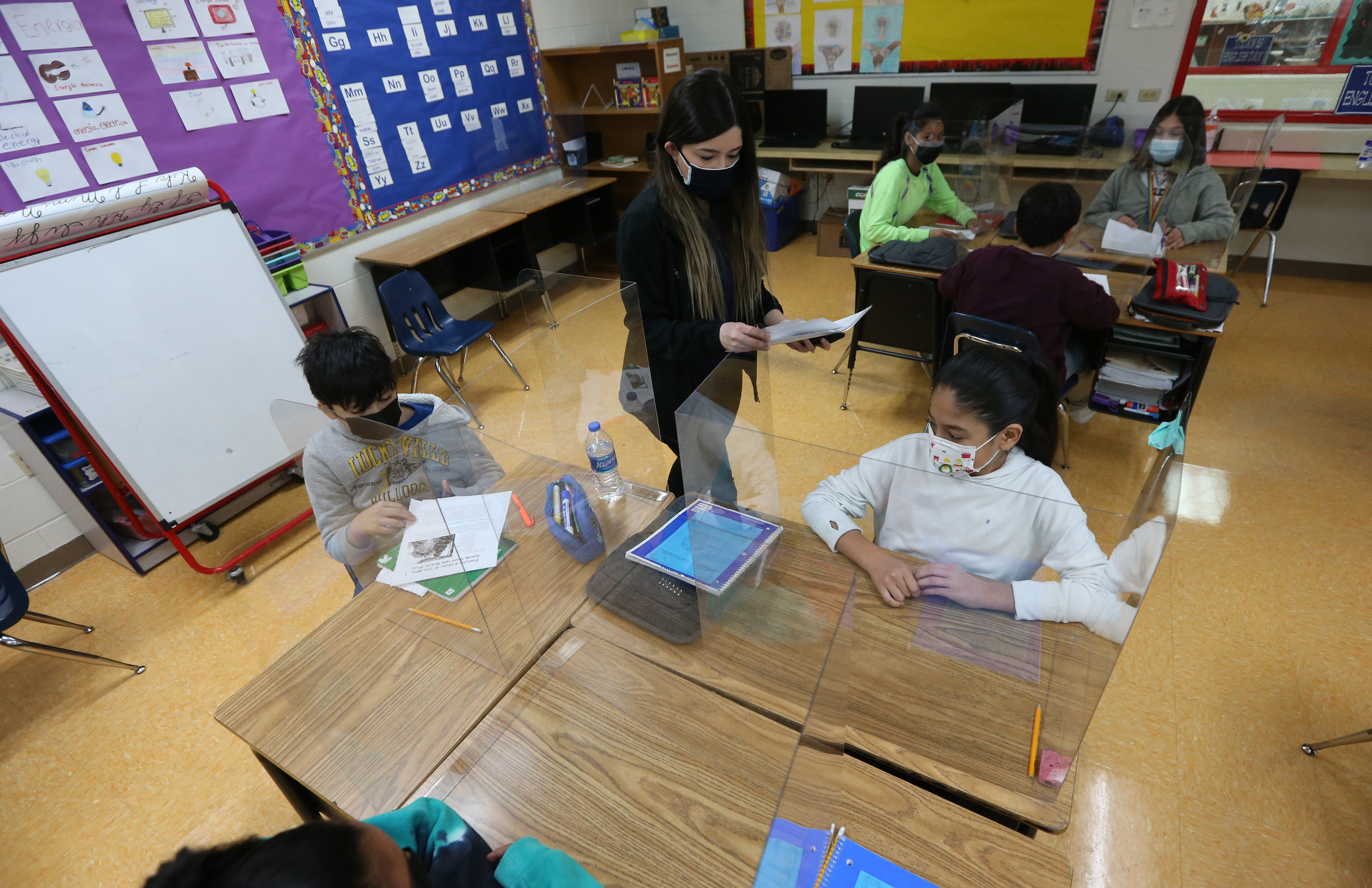 Patricia Lozano, center, leads her fifth grade class in a reading exercise at Graciela Garcia Elementary in Pharr, Texas. Photo by Delcia Lopez for EdSurge.
