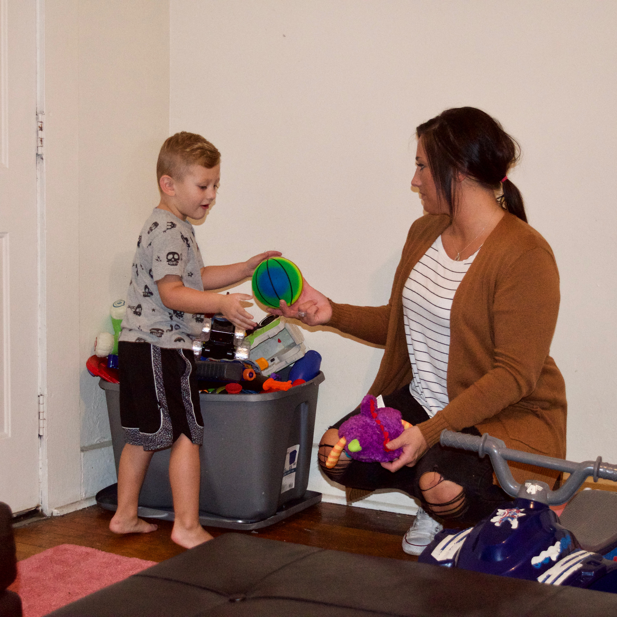 Alexa Bihner and Ryder put away toys before bed time. (Emily Tate / EdSurge)
