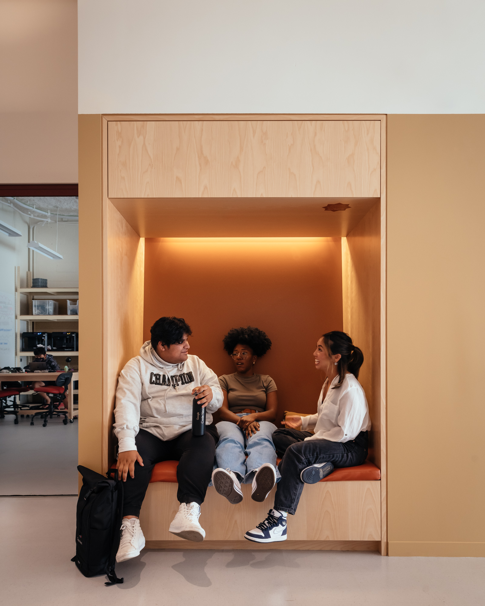 Inside the Code Next lab in Oakland, California. Photo courtesy of Kurani architects / Jim Stephenson.