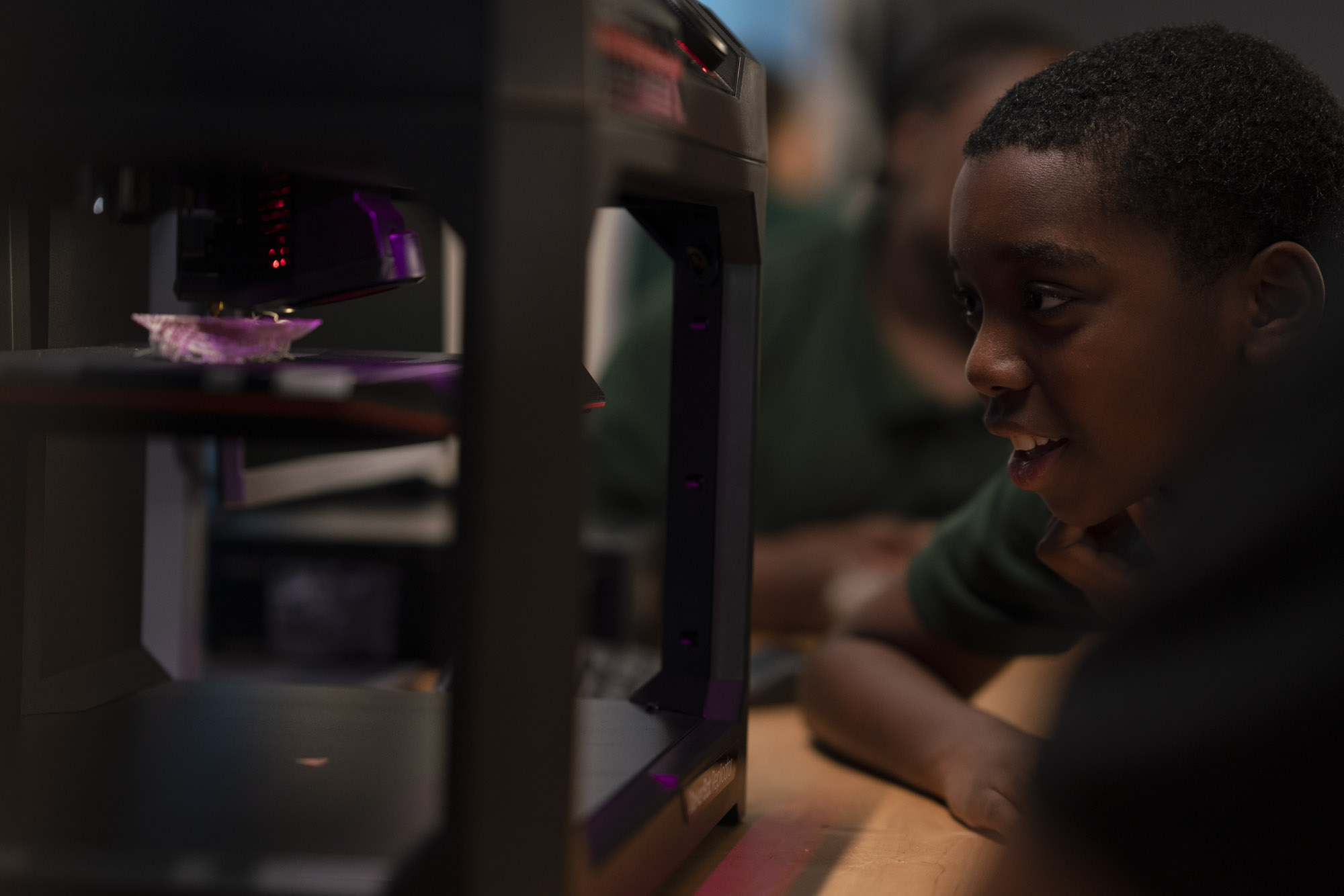 A student at Entrepreneurship Prep Cliffs Campus, part of Breakthrough Schools, uses a 3D printer in the school's new 5G Learning Lab. (Verizon)