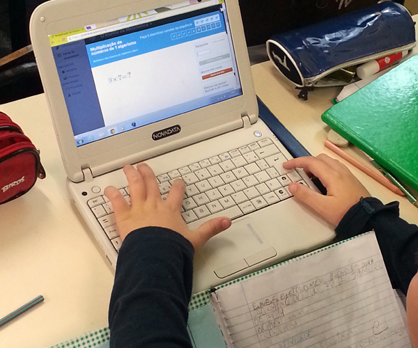 Students on the Portuguese version of Khan Academy.