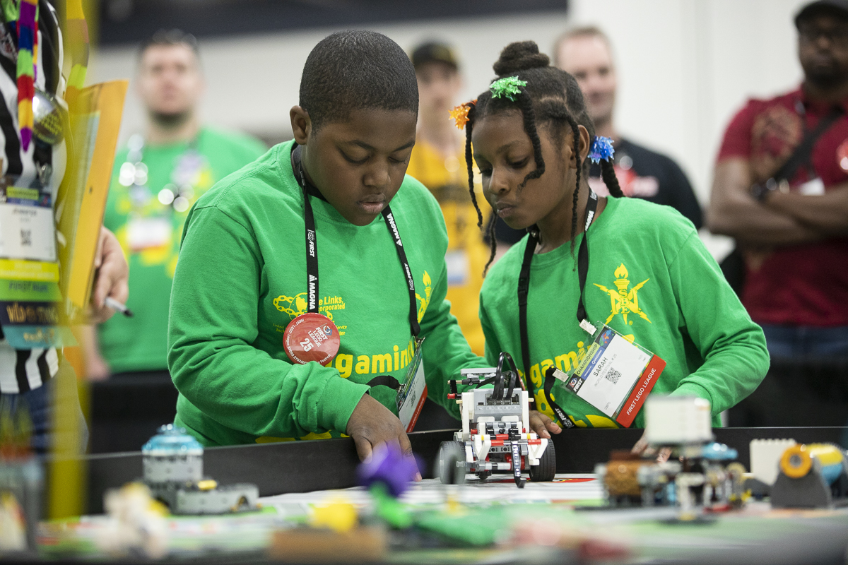 Students collaborate during FIRSTⓇ LEGOⓇ League Challenge (Source: FIRSTⓇ)
