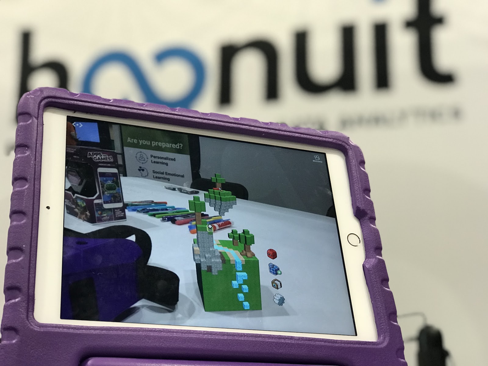 Dig_Merge_Cube_Hoonuit_Booth-1520896628.jpg
