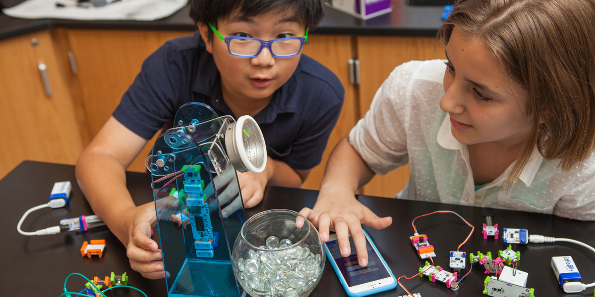Students making and tinkering with littleBits. (Source: littleBits)