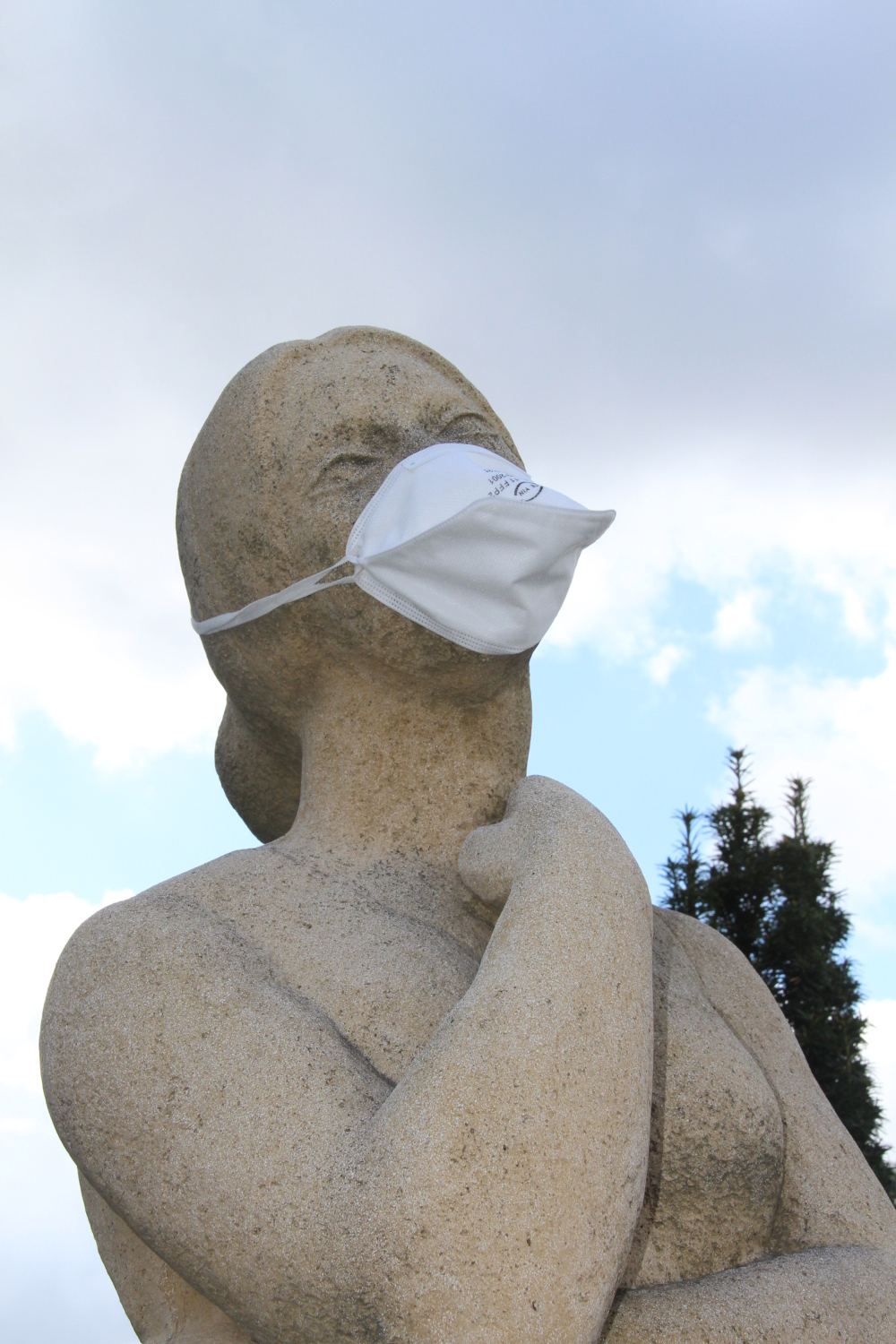 Photo de la statue représentant Marceline Desbordes-Valmore protégée par un masque