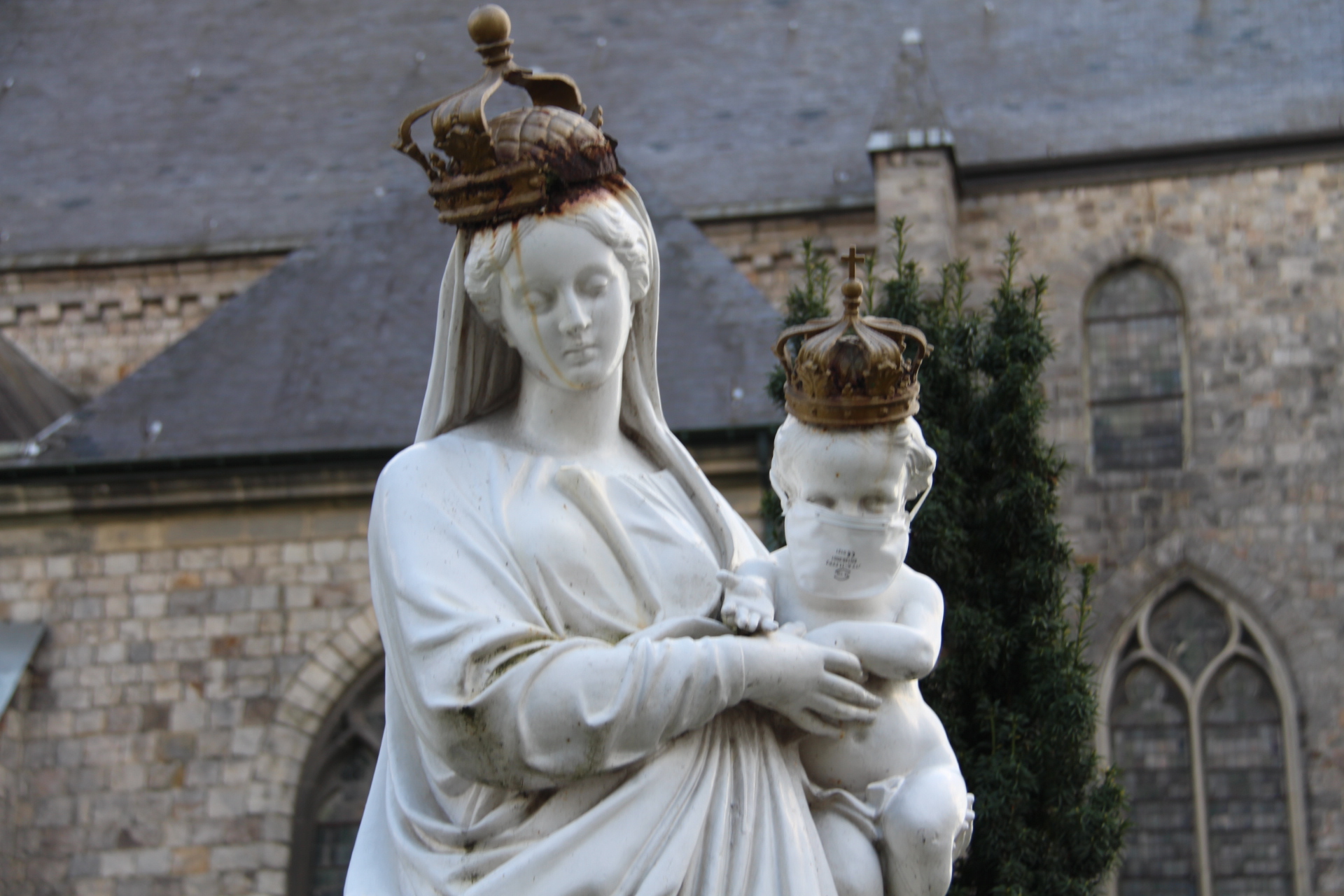 Photo de la vierge marie et du petit Jésus protégé par un masque