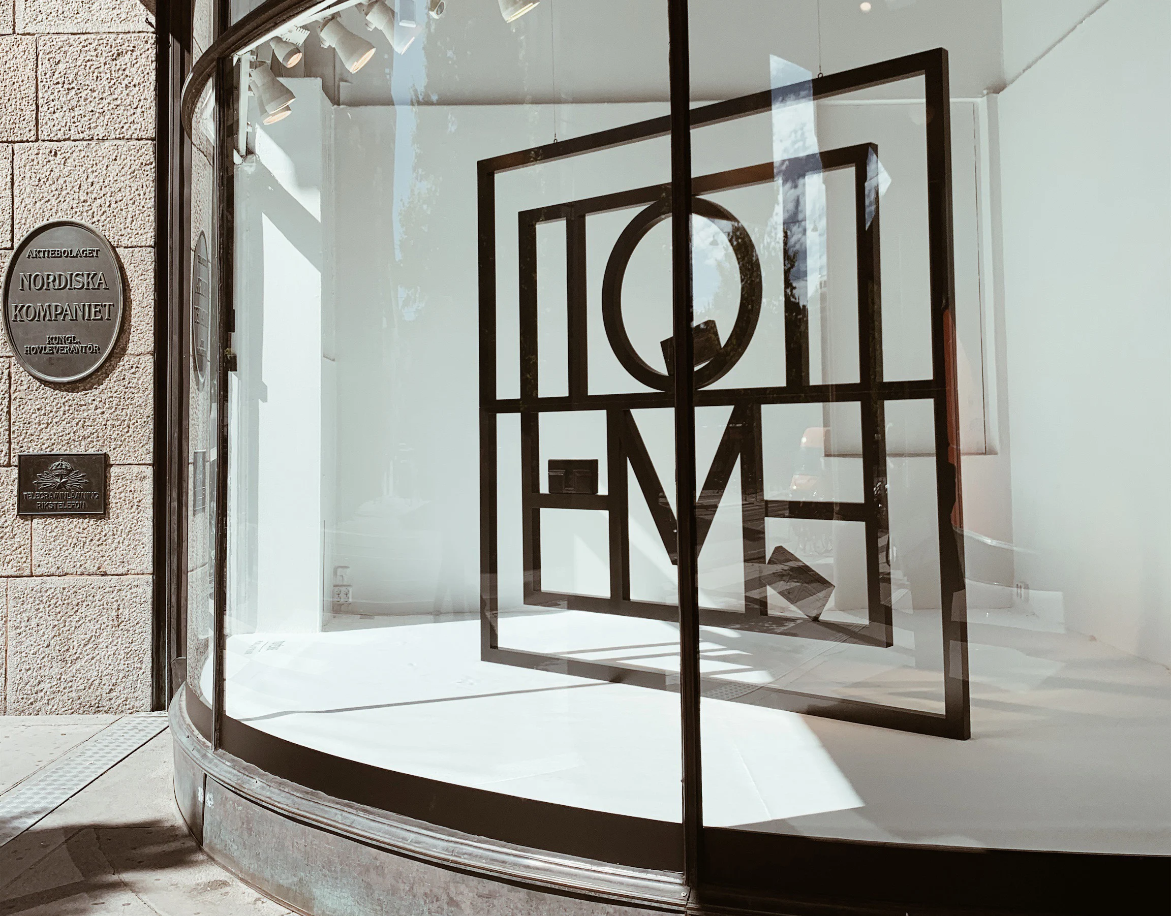 TOTEME, T-clutch window