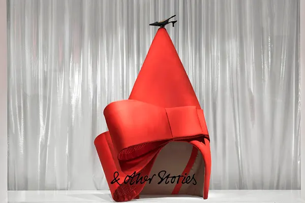&Other Stories, Holiday
