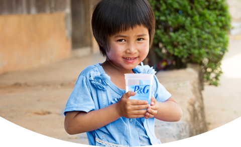 Premios-Reconocimientos-niña-sosteniendo-taza-de-agua-limpia