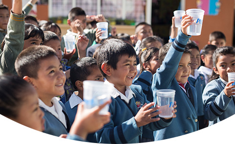 ALN niños celebrando agua limpia