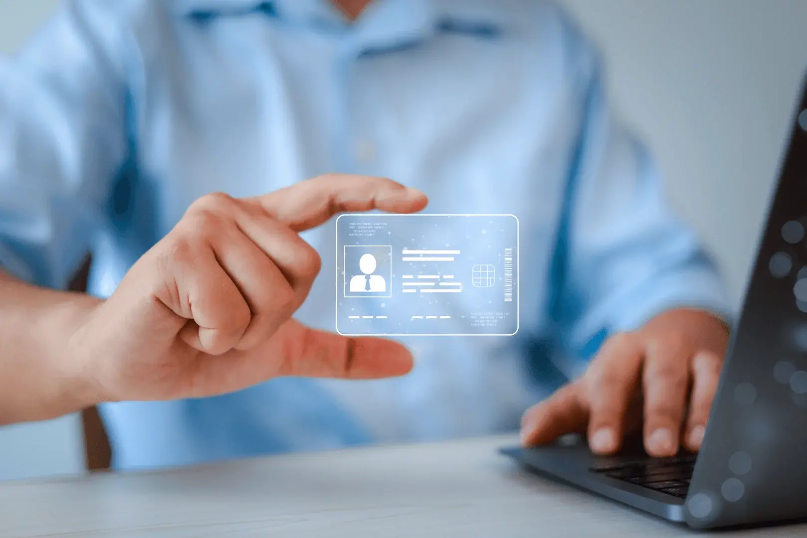 Foto: eine Person hält einen digitalen Personalausweis in der Hand