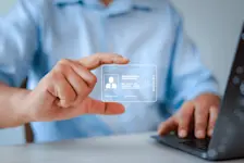 Foto: eine Person hält einen digitalen Personalausweis in der Hand