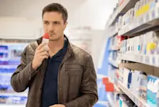 Foto: eine Person testet im Supermarkt ein Deo