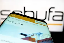 Foto: Schufa Webseite auf Desktop und Handy aufgerufen.