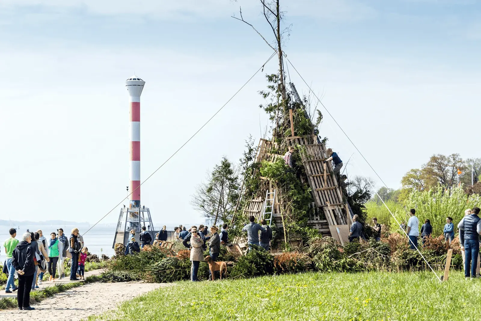Foto: Menschen bereitet das Osterfeuer vor