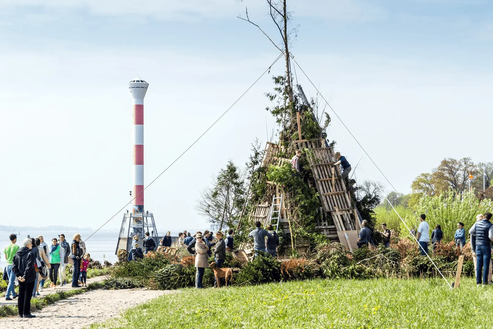 Foto: Menschen bereitet das Osterfeuer vor