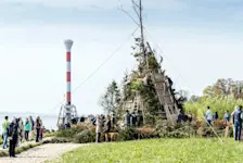 Foto: Menschen bereitet das Osterfeuer vor