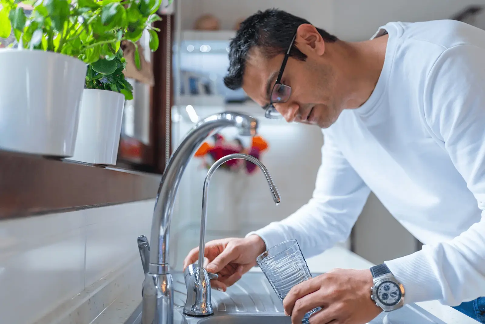 Foto: Ein Mann hat kein Leitungswasser, als er sich ein Glas Wasser nehmen will.