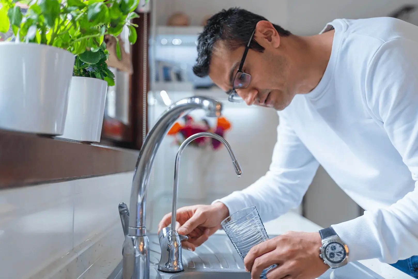 Foto: Ein Mann hat kein Leitungswasser, als er sich ein Glas Wasser nehmen will.