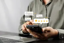 Foto: eine Person schreibt eine Google Bewertung