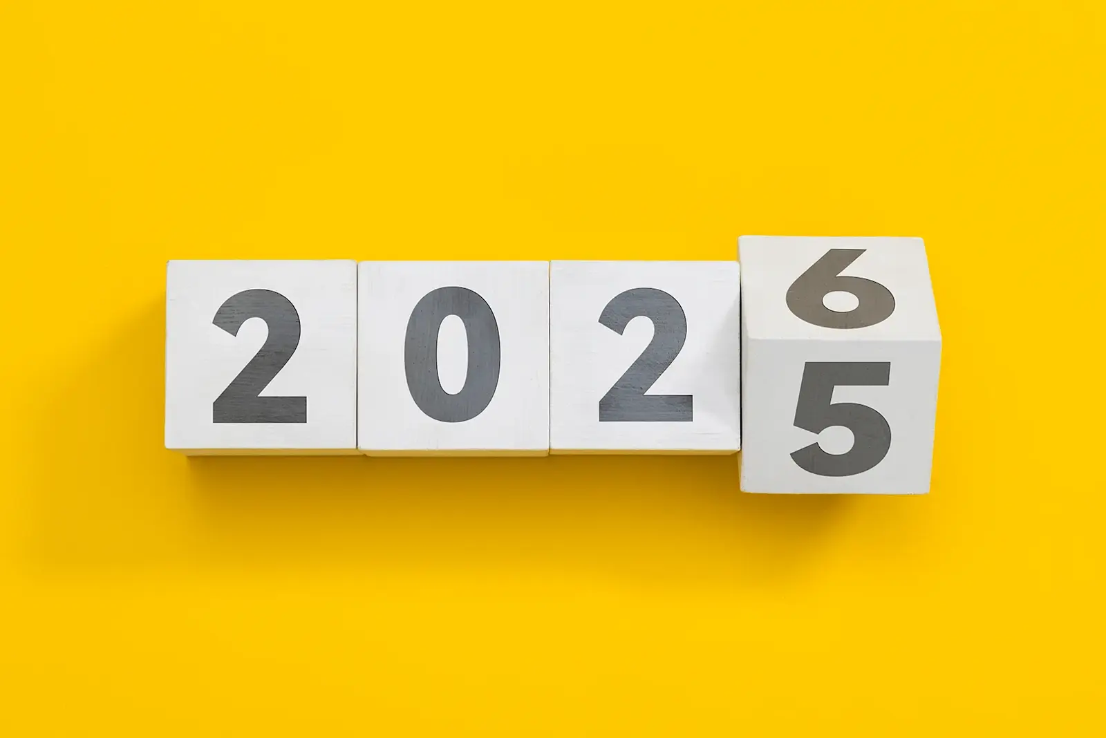 Foto: auf gelben Hintergrund ändert sich das Jahr 2025 auf das neue Jahr 2026