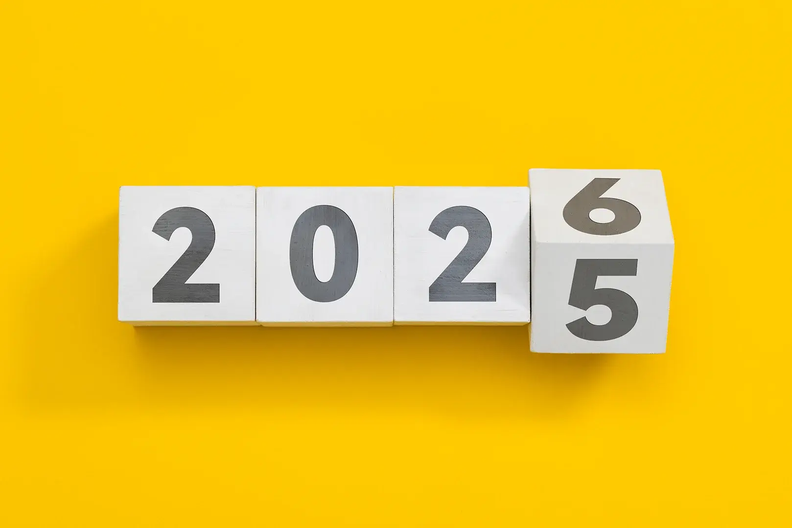 Foto: auf gelben Hintergrund ändert sich das Jahr 2025 auf das neue Jahr 2026
