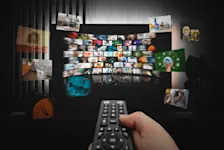 Foto: eine Person streamt durch unterschiedliche Dienste