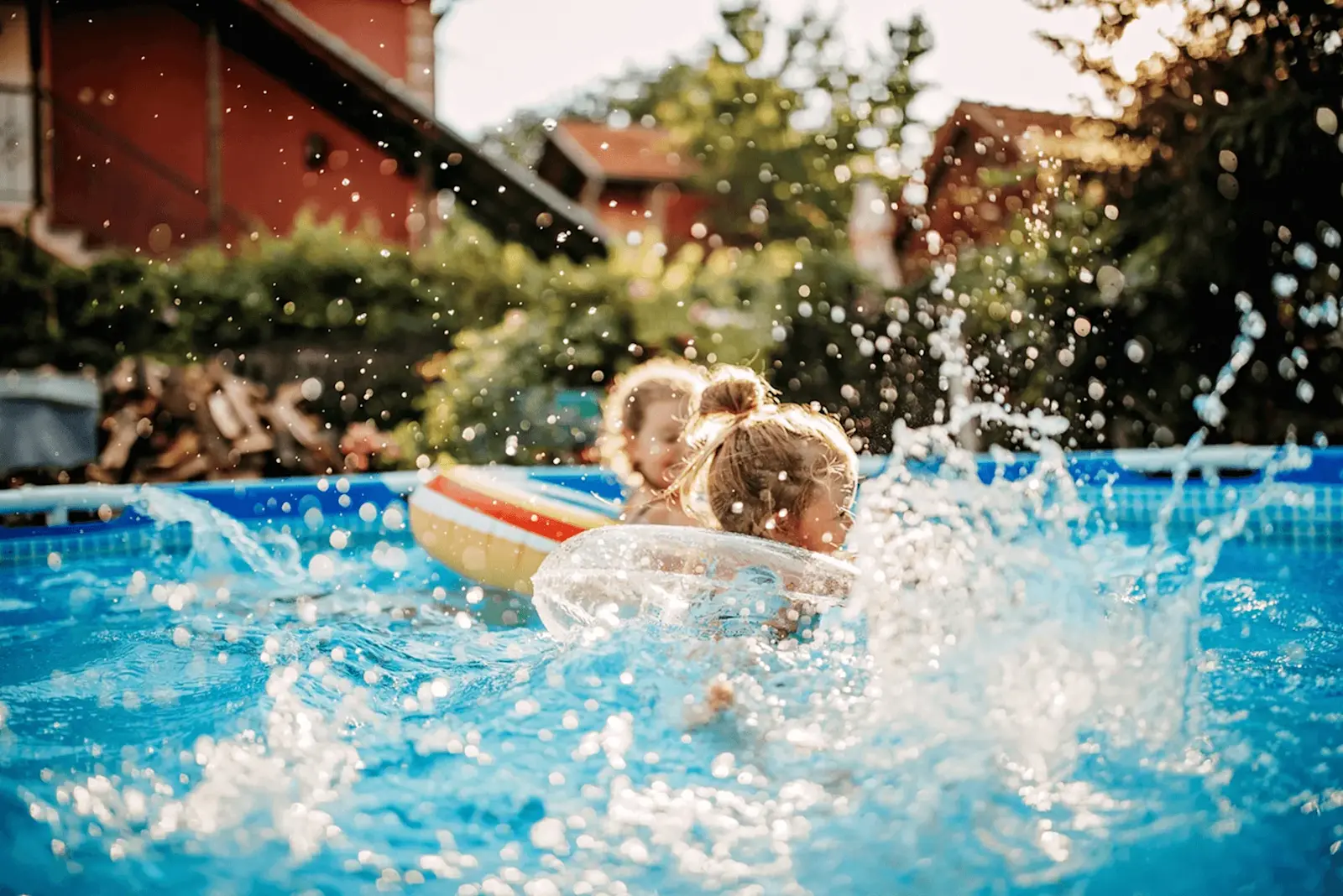 Foto: Kinder planschen in einem aufgestellten Pool