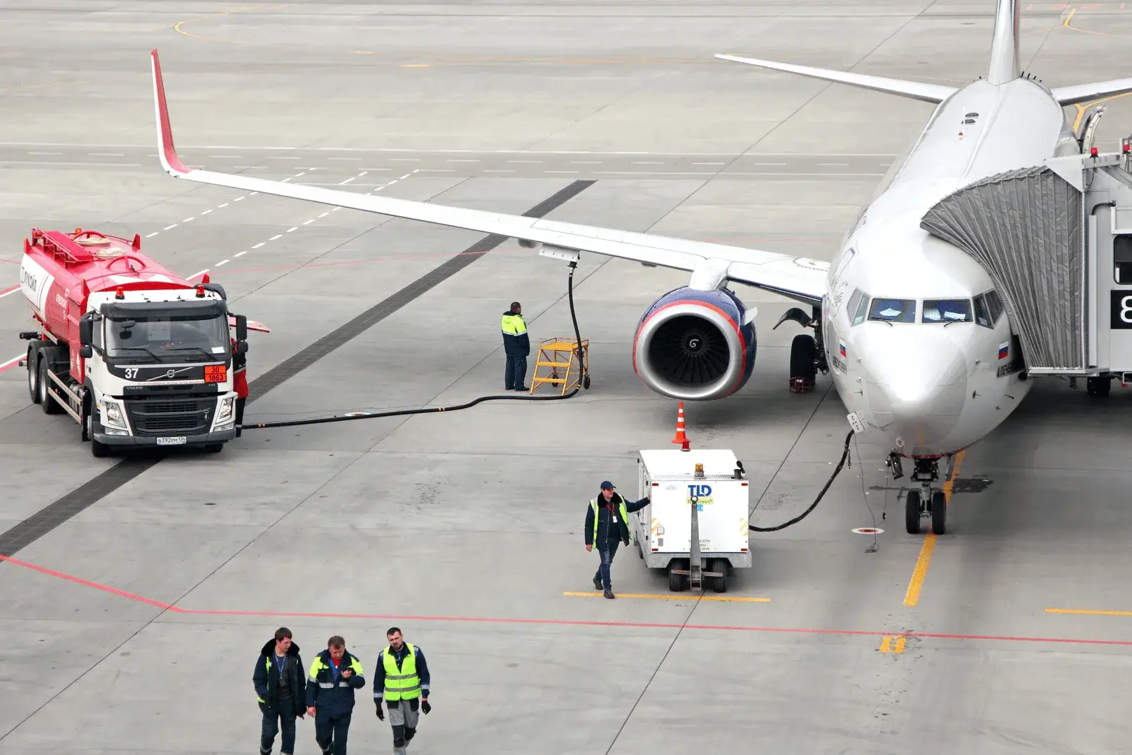 Foto: Flugzeug wird mit Kerosin betankt