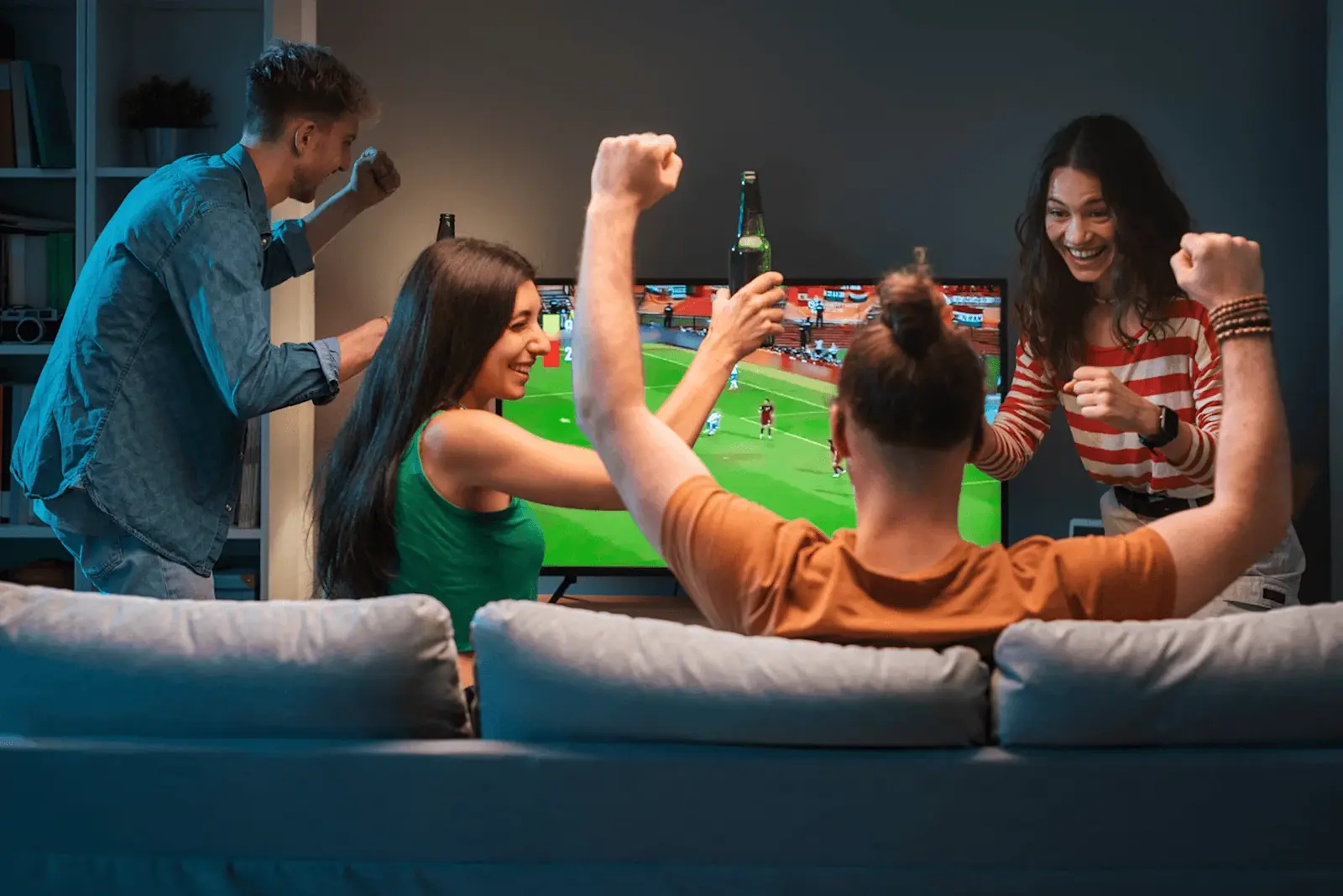 Foto: eine Gruppe von Männern und Frauen schauen Fußball zusammen