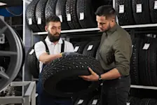 Foto: zwei Personen wählen den neuen Winterreifen aus.