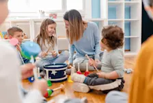 Foto: Kinder spielen in der Ganztagsbetreuung