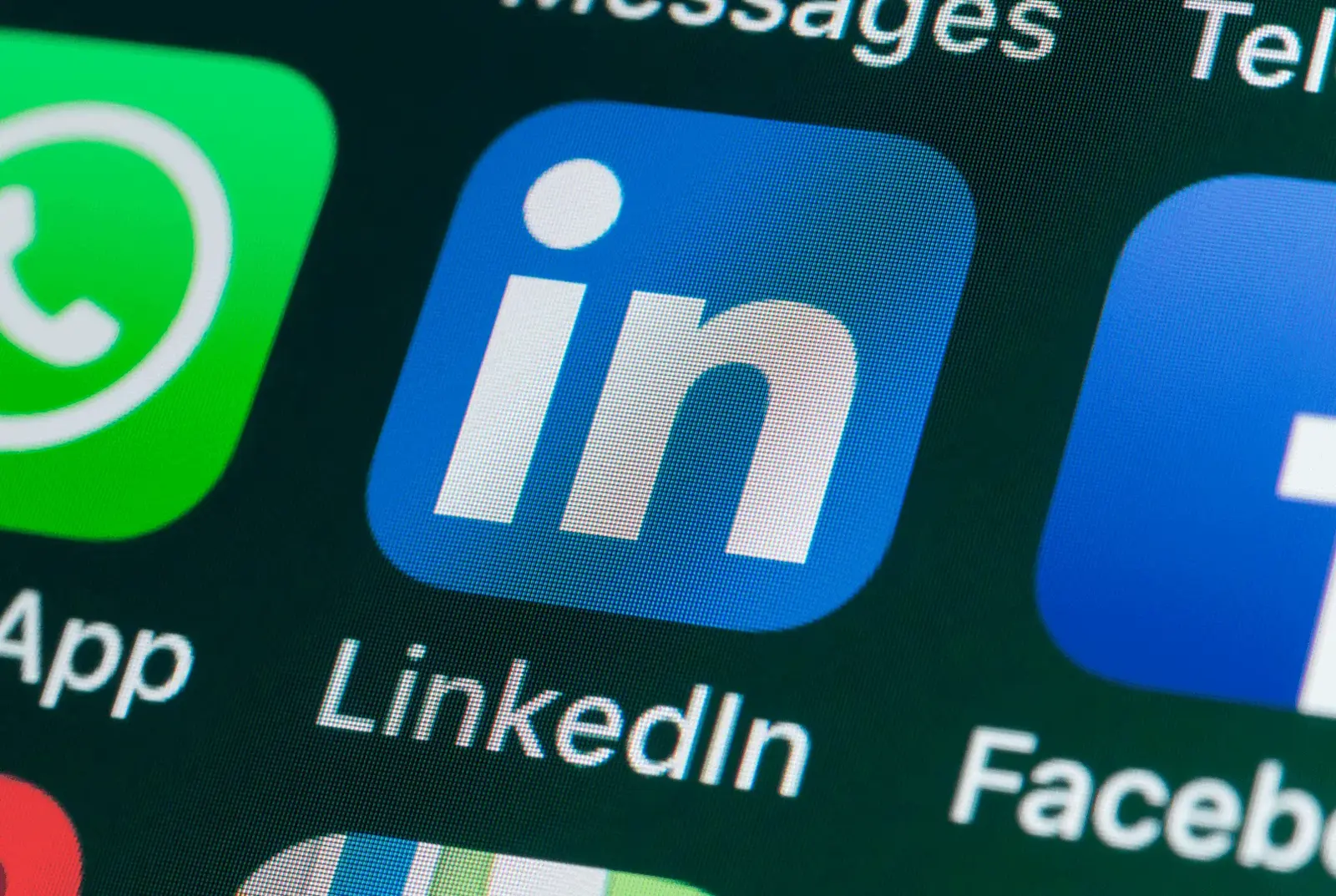 Foto: auf einem Display ist groß die App von LinkedIn zu sehen.