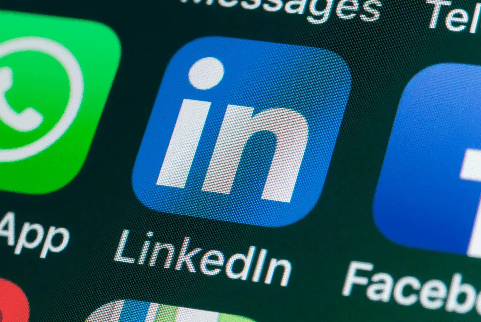 Foto: auf einem Display ist groß die App von LinkedIn zu sehen.