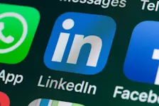 Foto: auf einem Display ist groß die App von LinkedIn zu sehen.