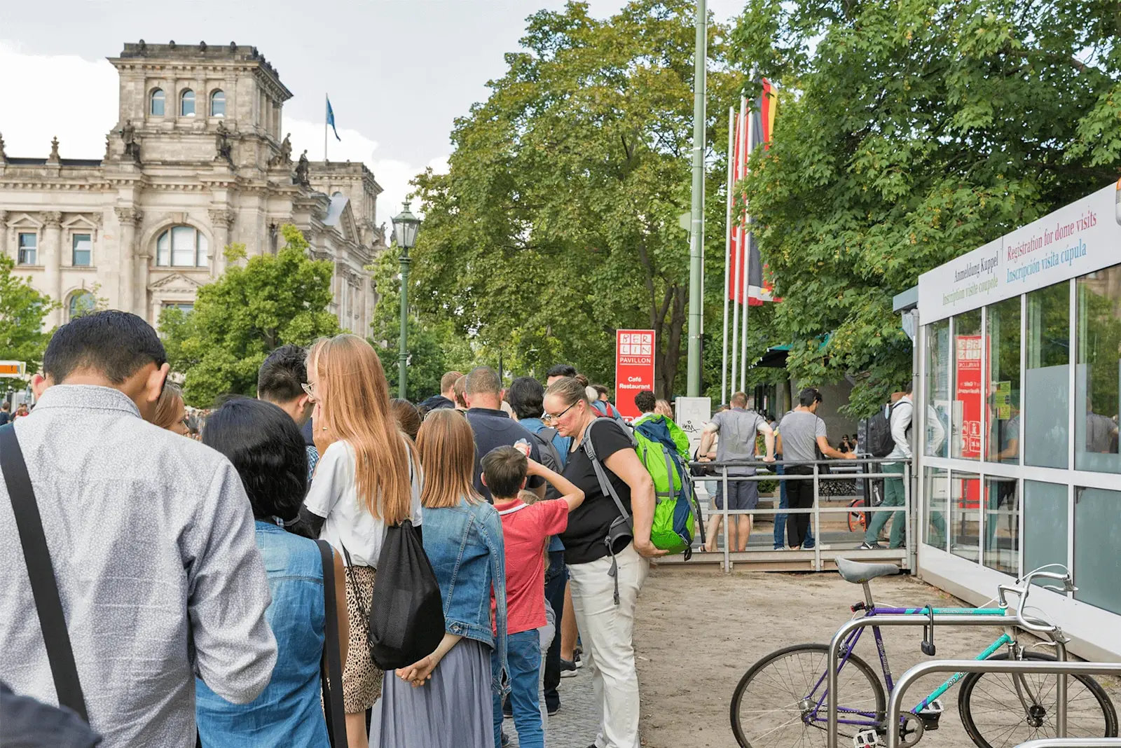 Eine Gruppe von Menschen steht in einer Schlange, um ihre Stimmen bei der Bundestagswahl 2025 abzugeben. 