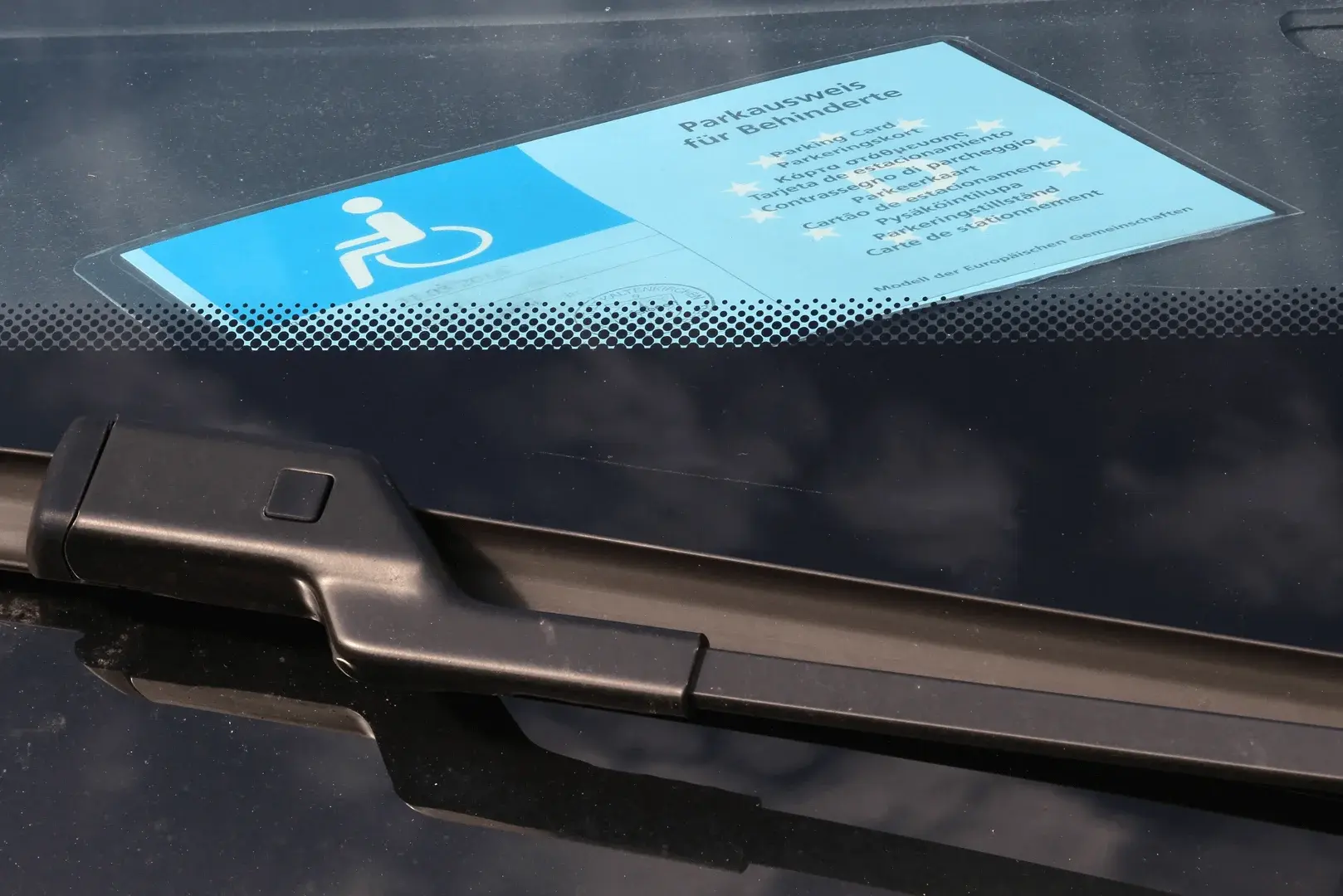 Foto: in einem Auto liegt ein Sonderparkausweis