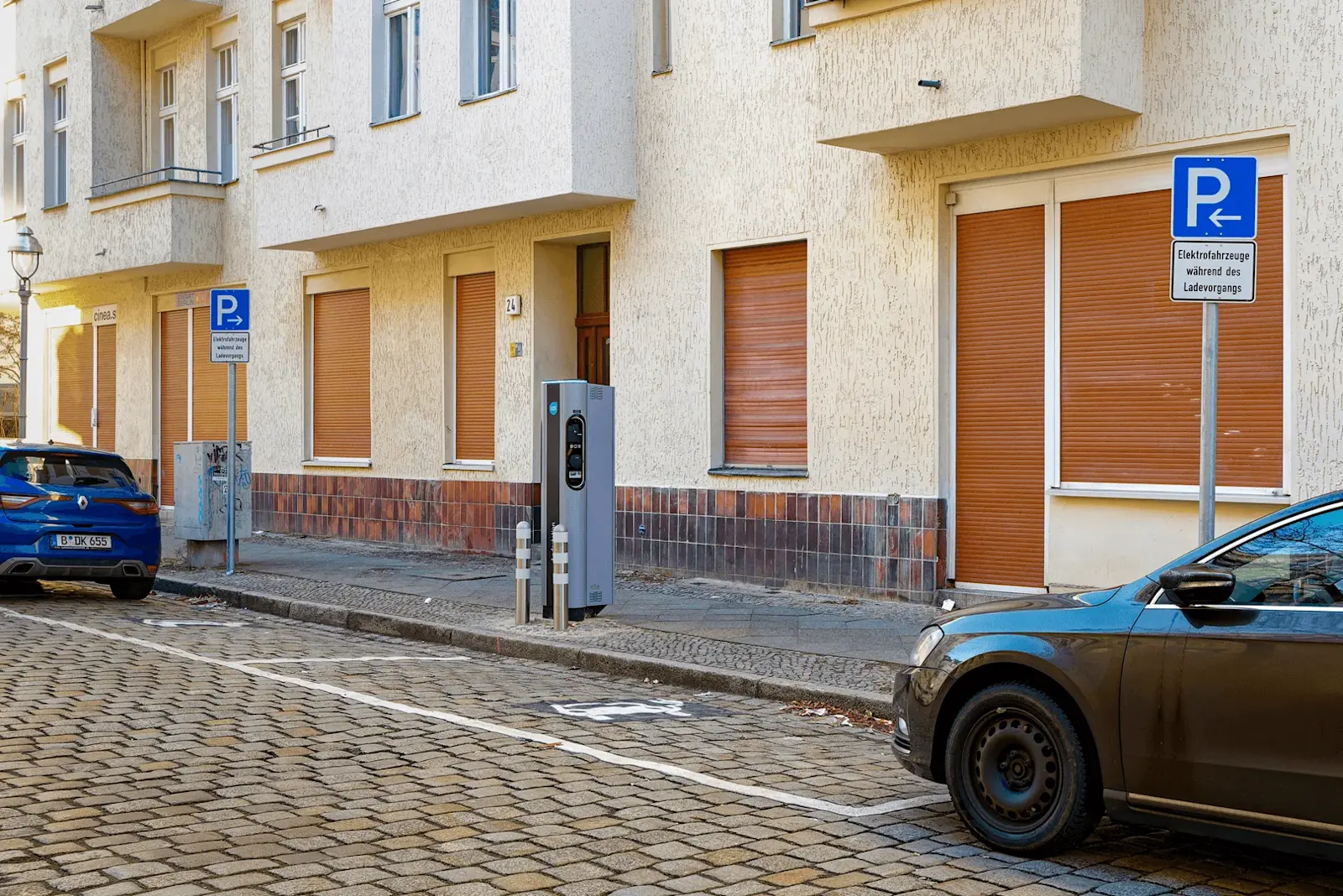 Foto: freier Parkplatz an einer E-Ladesäule