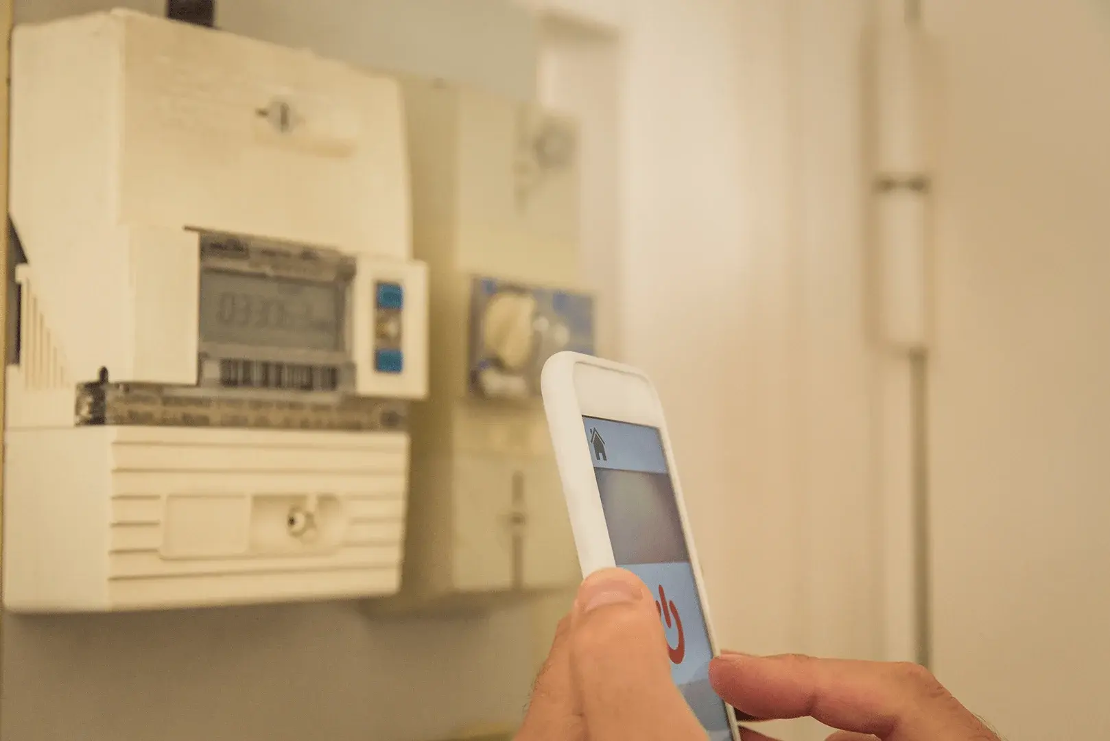Foto: Ein Stromzähler und ein Smartphone