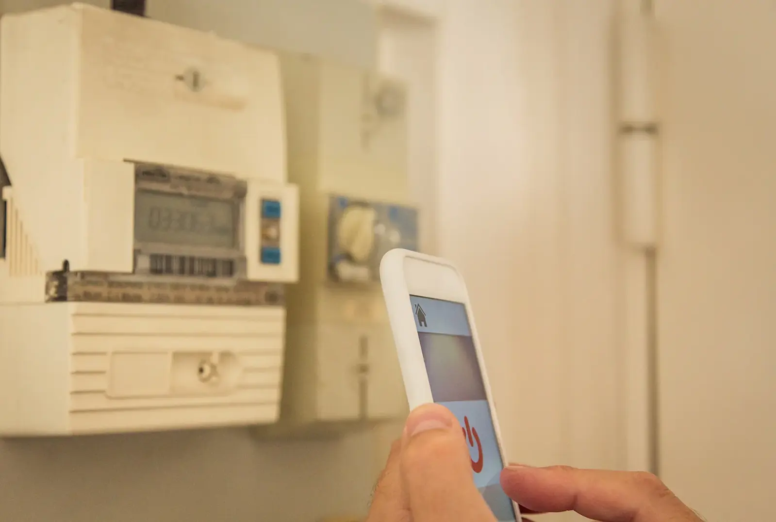 Foto: Ein Stromzähler und ein Smartphone