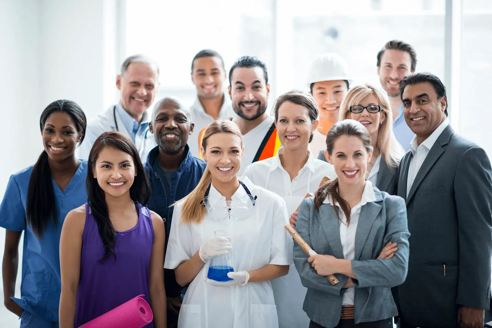 Foto: eine Gruppe von Menschen aus unterschiedlichen Berufen.