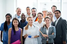 Foto: eine Gruppe von Menschen aus unterschiedlichen Berufen.