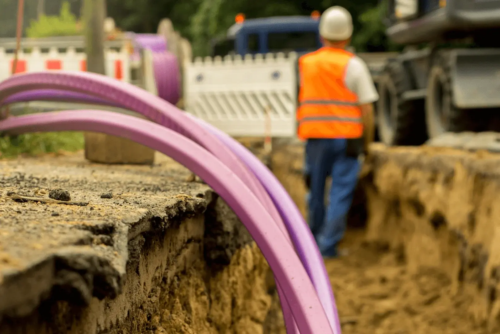 Foto: Auf einer Baustelle wird Glasfaser verlegt.