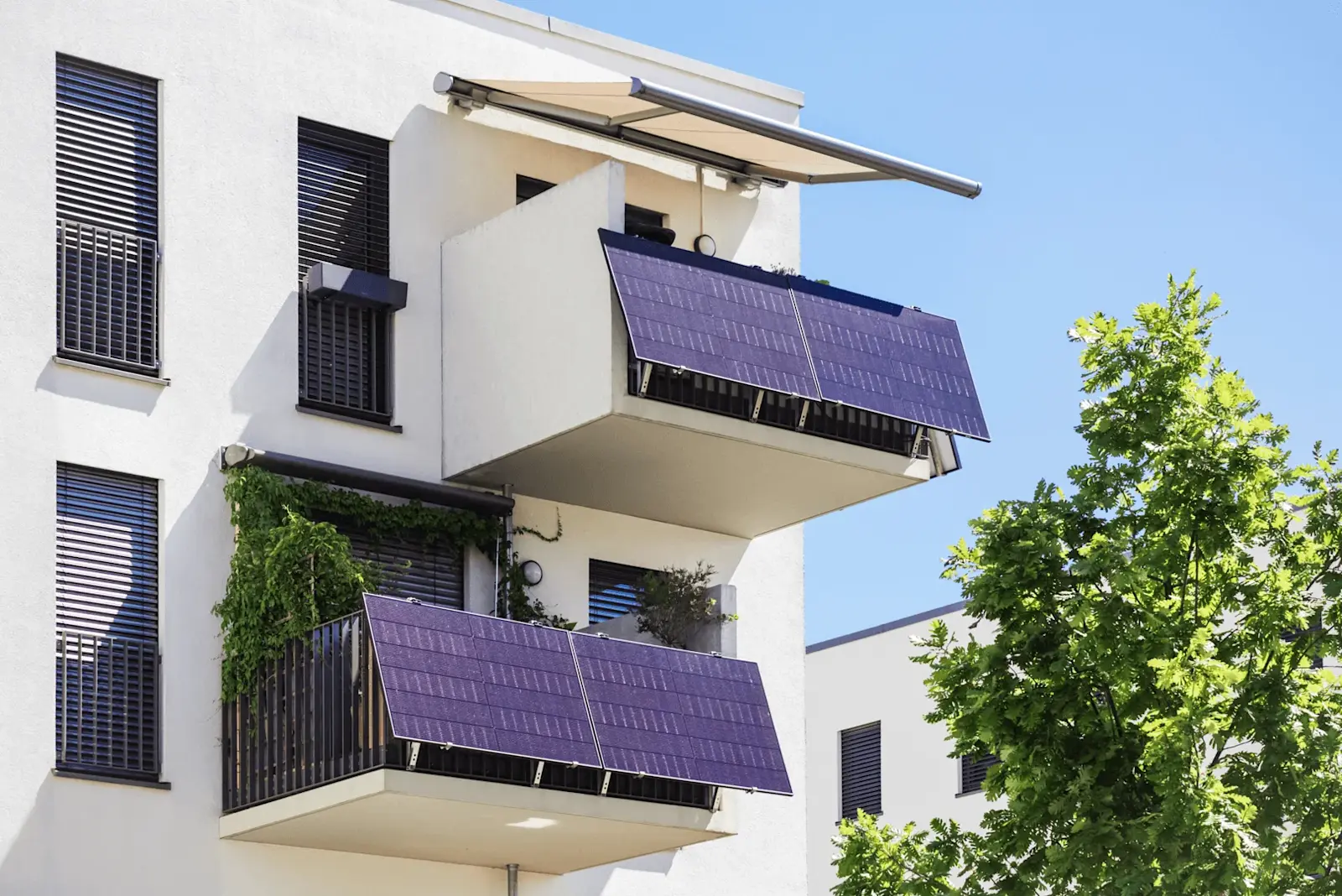 Foto: Solarpanel an einem Balkon, private Solaranlage