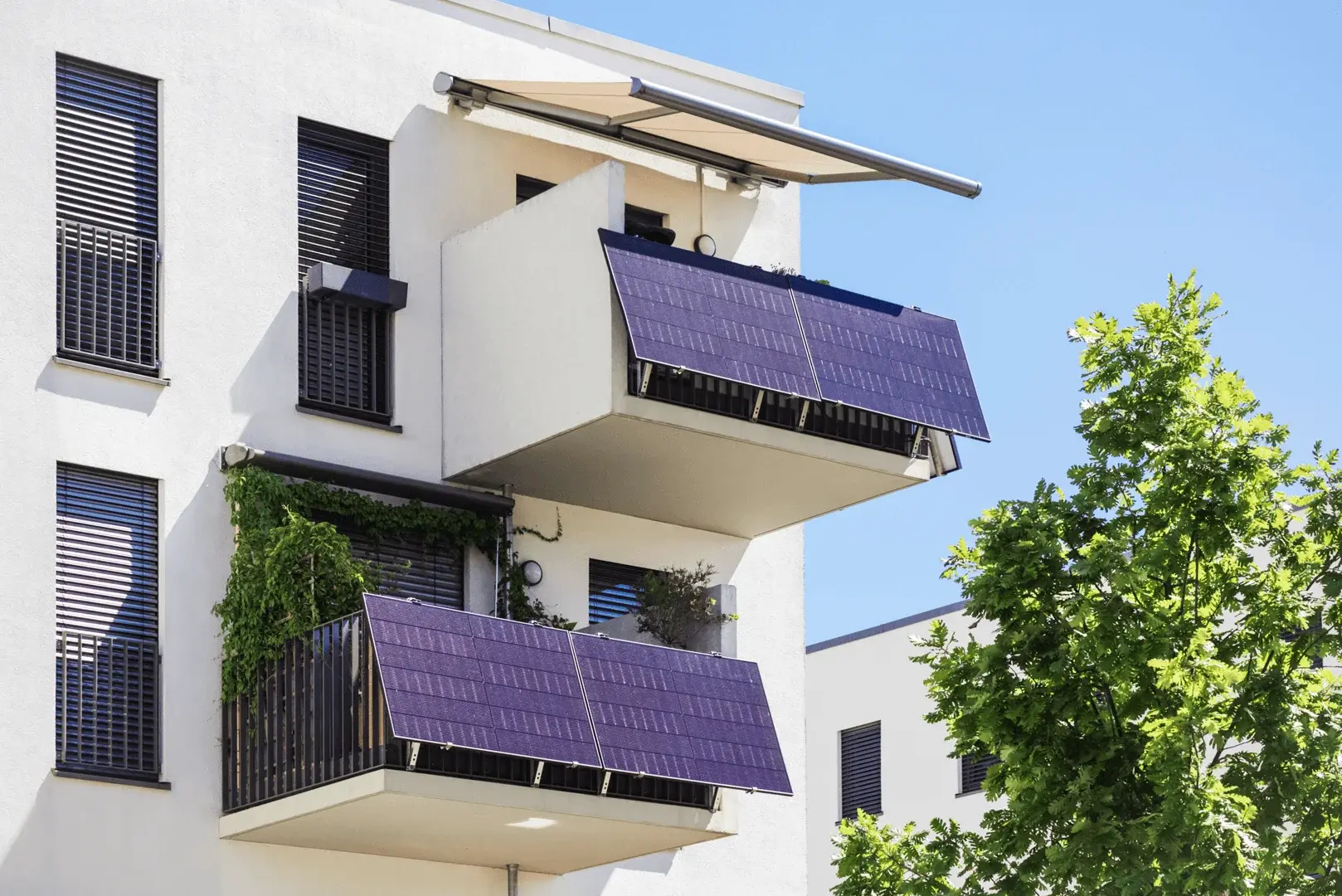 Foto: Solarpanel an einem Balkon, private Solaranlage