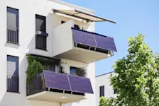 Foto: Solarpanel an einem Balkon, private Solaranlage