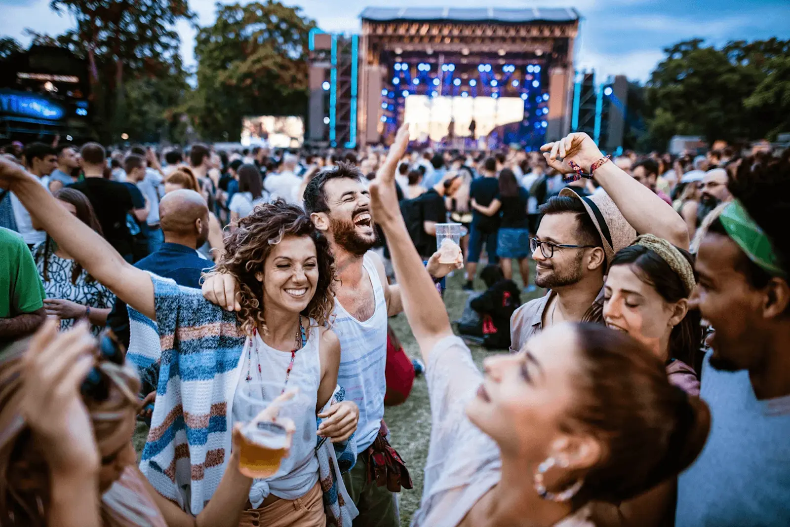 Foto: auf einem Festival feiern viele Leute miteinander