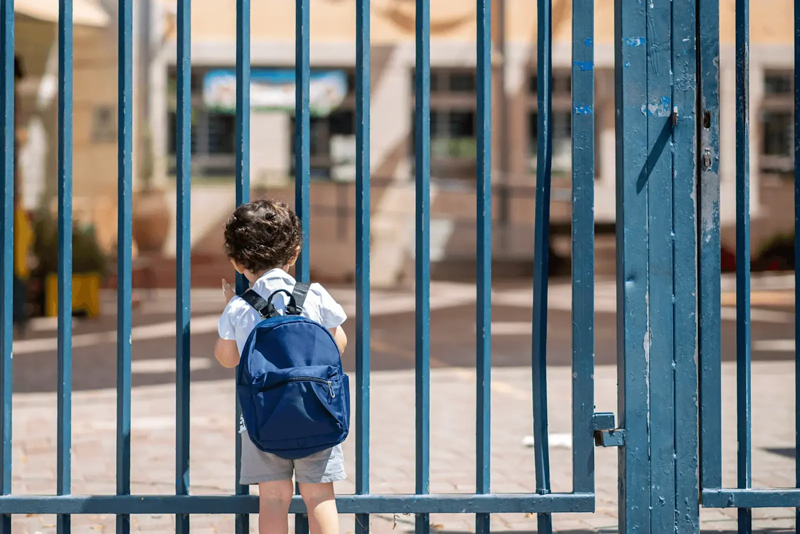 Schaukel im Garten einer geschlossenen Kita